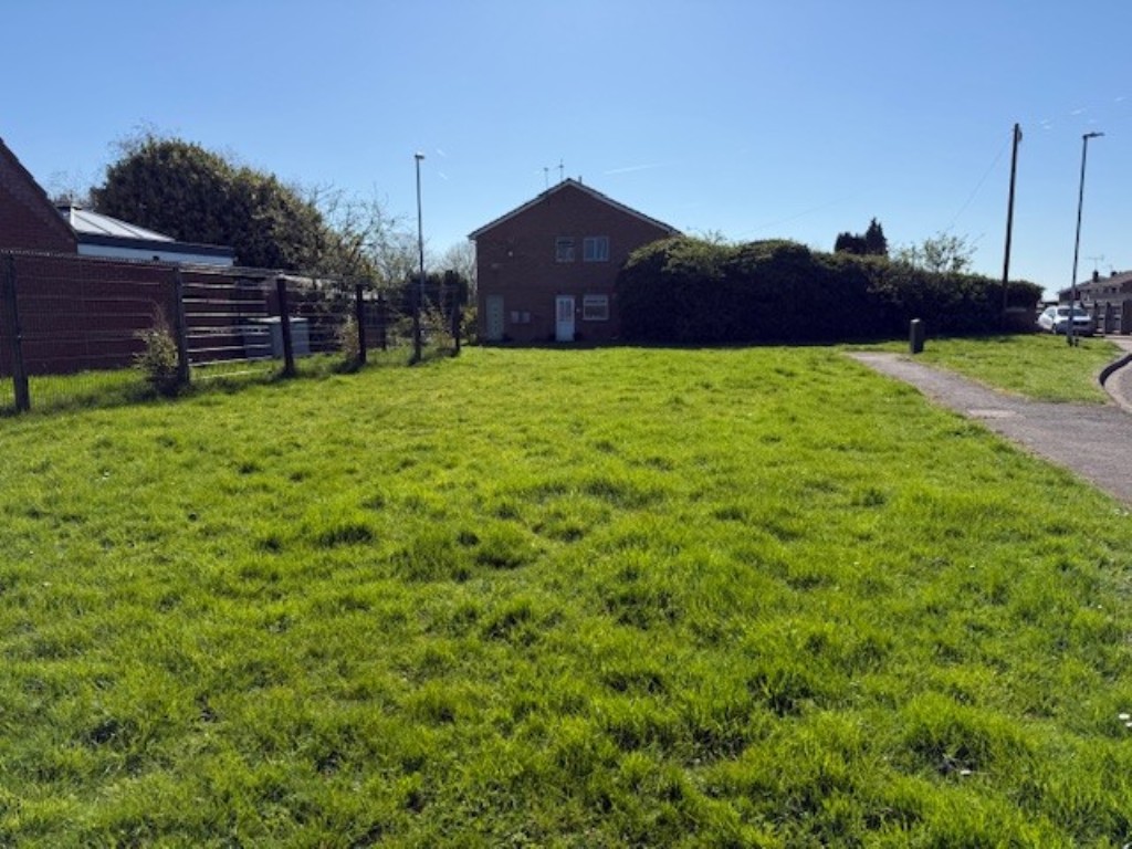 Lot: 97 - PARCEL OF FREEHOLD LAND WITH POTENTIAL - alternative view of land on the left as you enter Birkdale Close